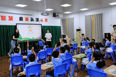 一群人站在桌子边中度可信度描述已自动生成