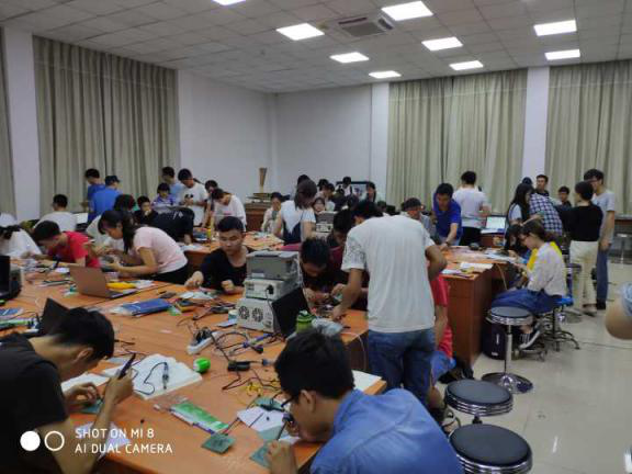 电子设计竞赛选拔场面