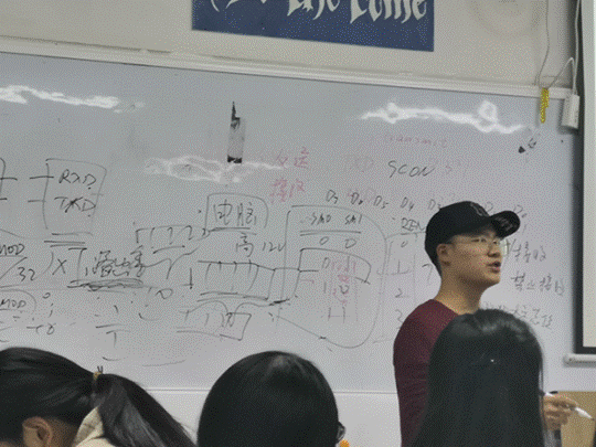 谢雷部长为同学们讲解板书