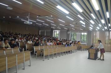 图片包含 天花板, 室内, 地板, 行李描述已自动生成